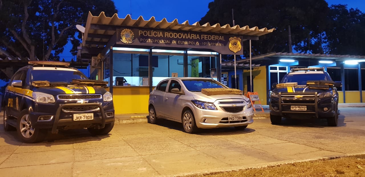 Veculo tinha restrio de furto; ao ocorreu durante ao da PRF. (Foto: Divulgao/PRF)