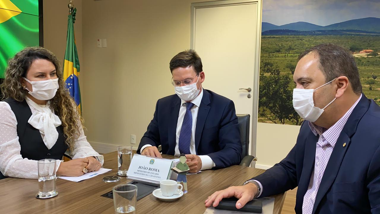 No gabinete do Ministro, Joo Roma, Cordlia esteve acompanhada pelo deputado federal Elmar Nascimento. (Foto: Divulgao)