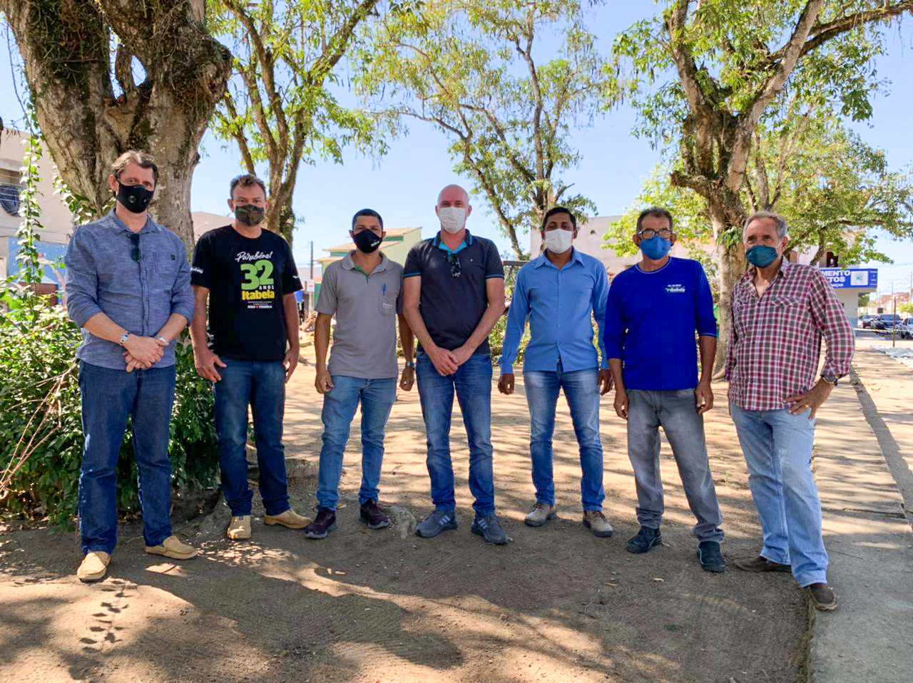 Prefeito Luciano Francisqueto, ao lado de secretrios, representante da mltiplos construtora e equipe da construo da Praa Inocncio Pereira. (Foto: Alex Gonalves/BAHIA DIA A DIA)