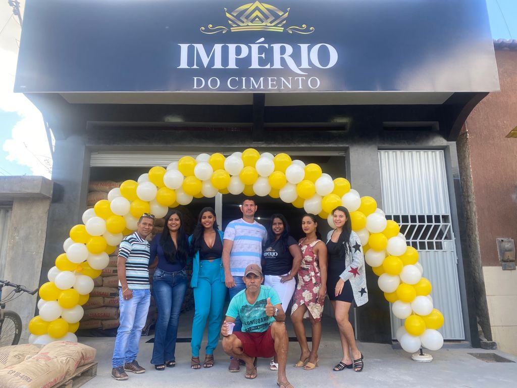 Yasmin ao lado de amigos e familiares durante inaugurao da loja. (Foto: Divulgao)