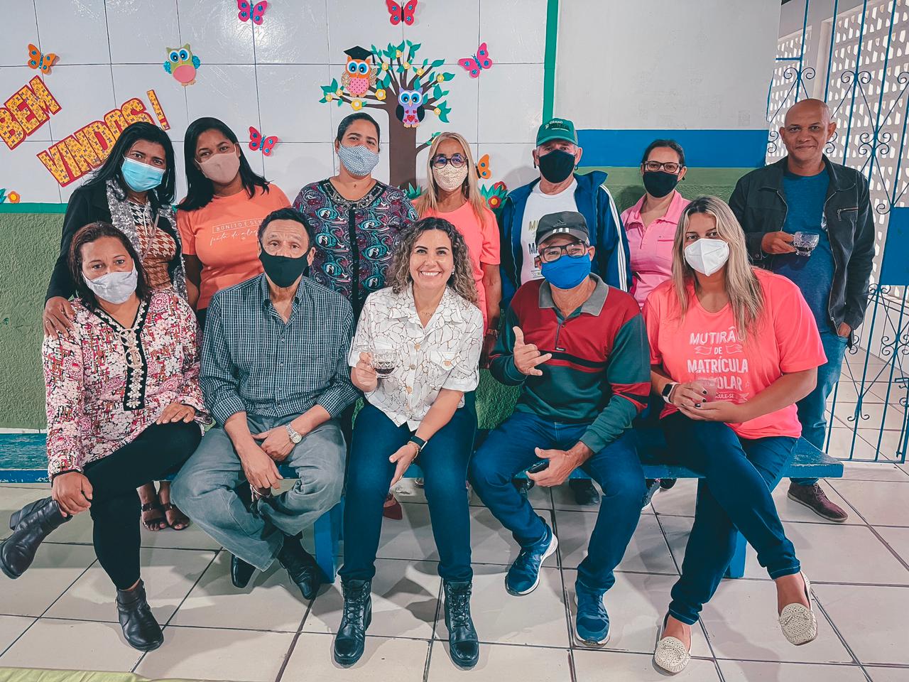 Visita da prefeita s escolas foi acompanhada por diretores e comunidade. (Foto: Divulgao)