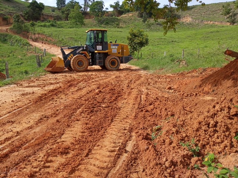 Mquinas do CONDESC foram disponibilizadas para recuperao de estradas vicinais aps temporal. (Foto: Divulgao)