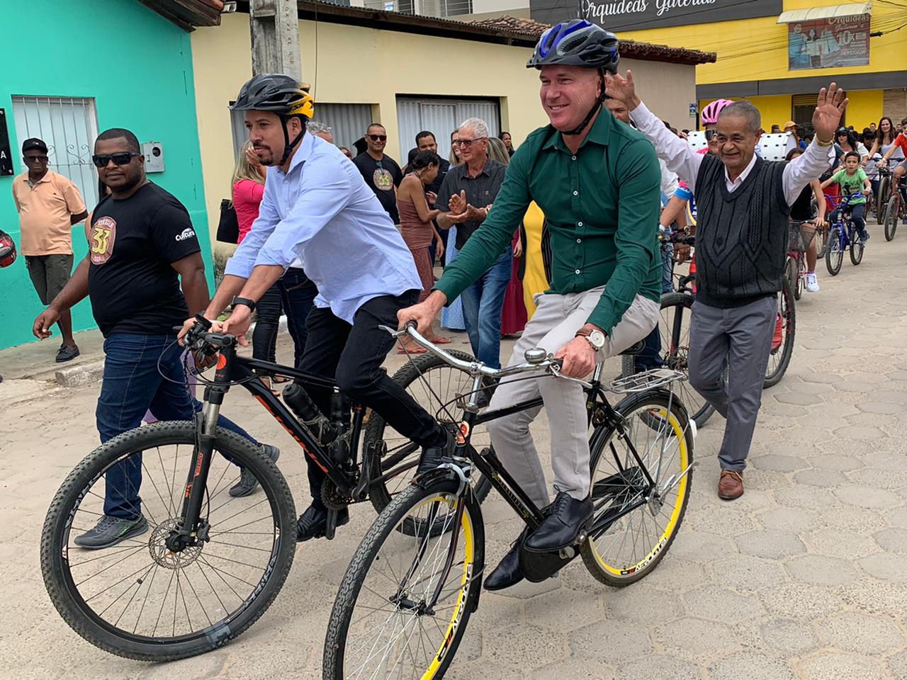 Prefeito participou do passeio ciclstico passando por diversas ruas da cidade. (Foto: Adson Rodrigues)