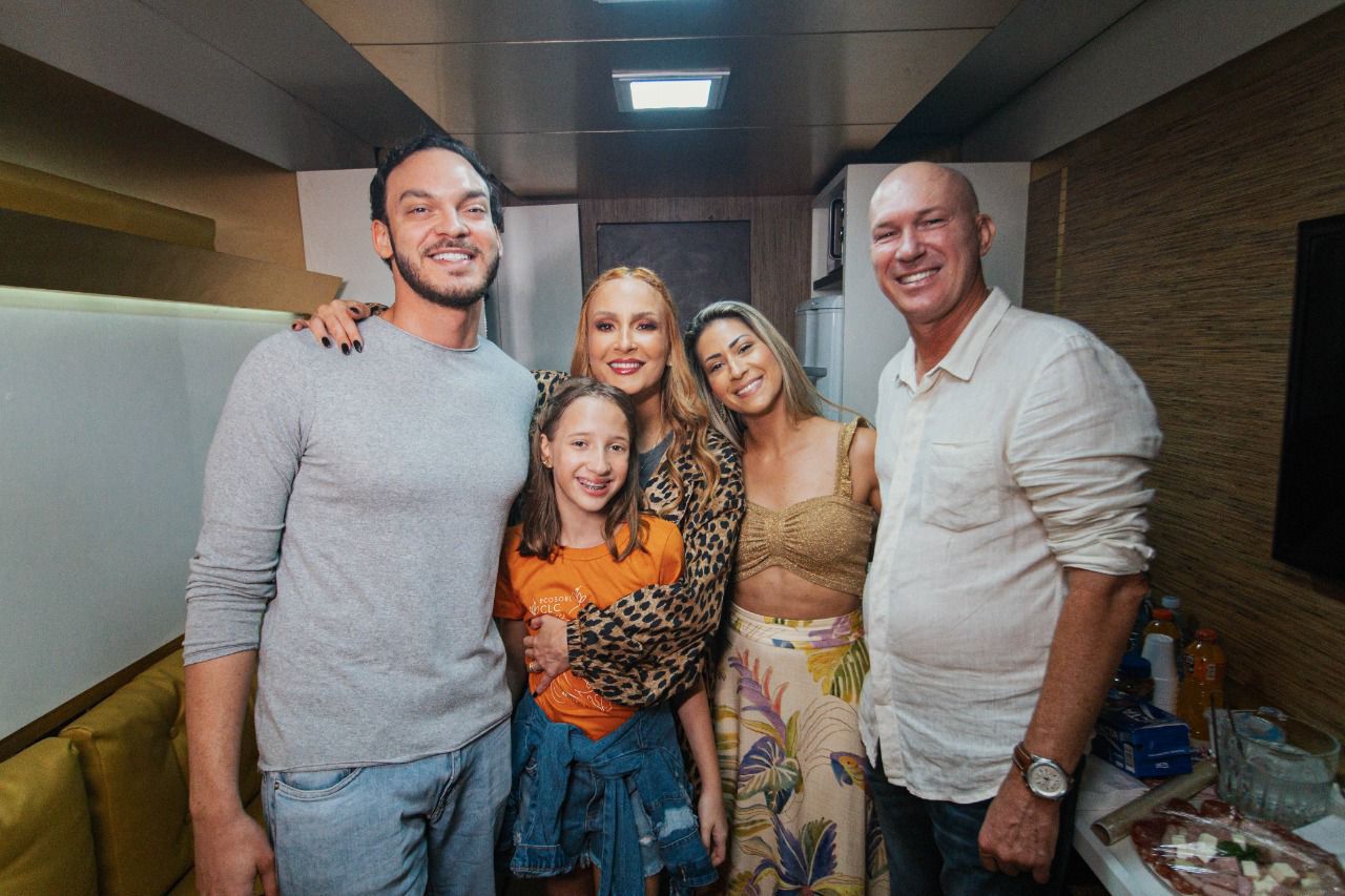 Prefeito Luciano Francisqueto, visitou o camarim de Claudia Leitte e estava acompanhado da filha Luciana Francisqueto, da primeira dama Luana Bolelli, e do amigo e deputado federal Uldurico Jnior. (Foto: Divulgao)