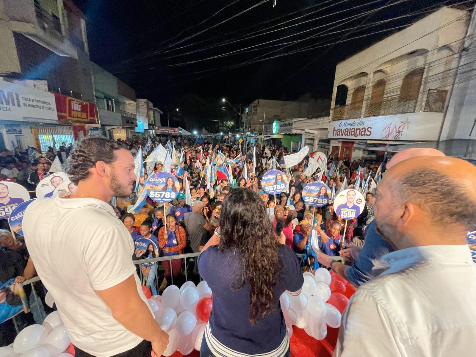 Comcio com Uldurico Jr. e Cludia Oliveira atrai milhares de pessoas em Itabela. (Foto: Divulgao)