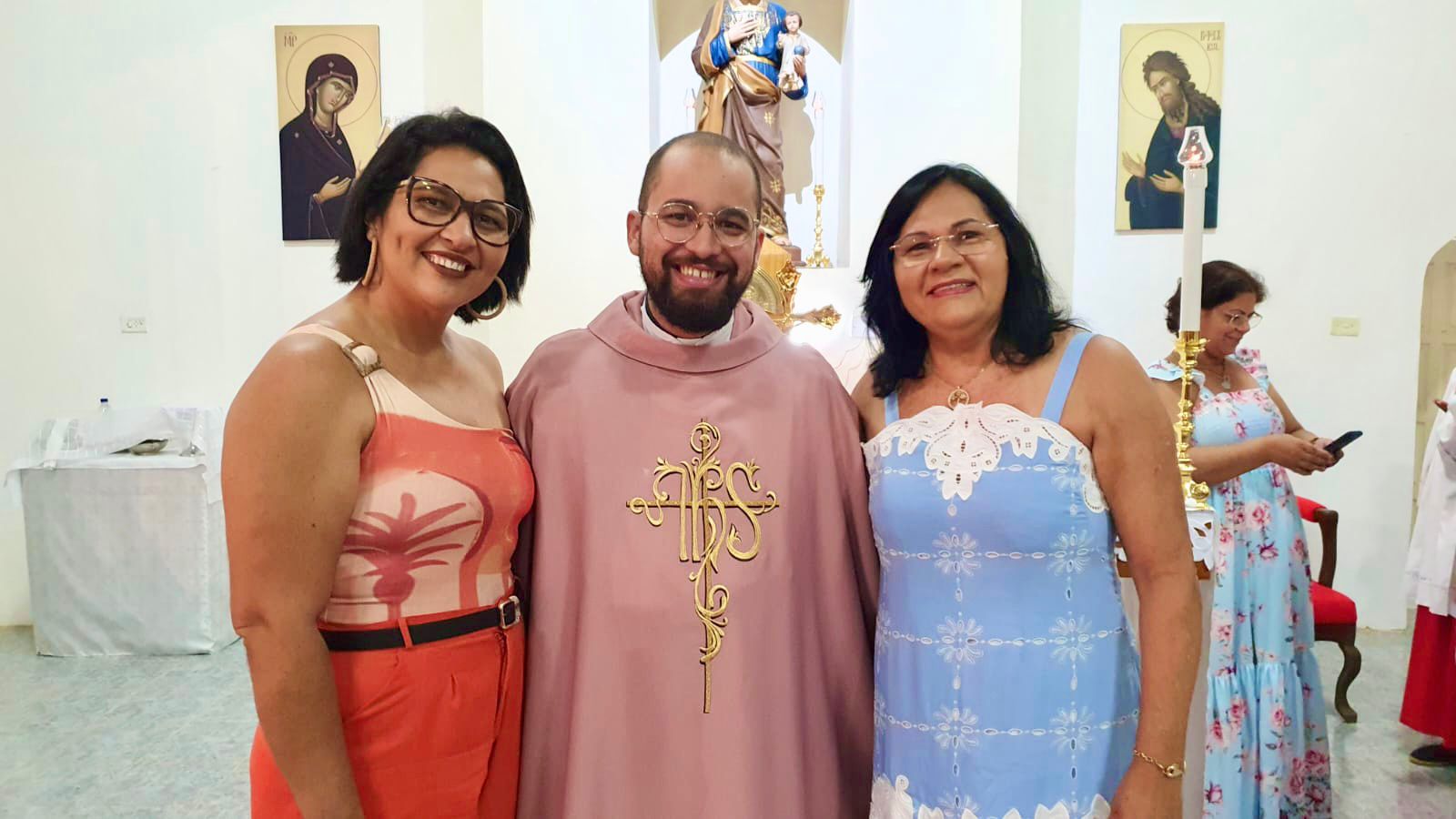 Prefeita, Marlene Dantas e Patrcia, Secretaria de Governo, ao lado do Padre Danilo. (Foto: Divulgao)