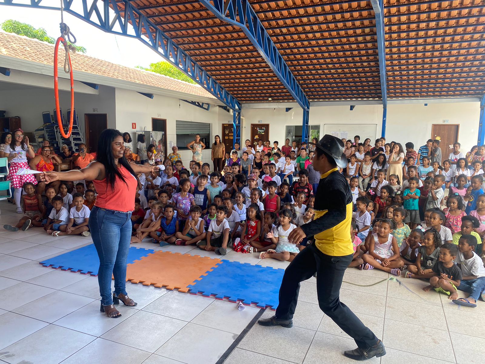 Estudantes tiveram um dia com palhao, malabarista, equilibrista, bailarinas e msica. (Foto: Divulgao)