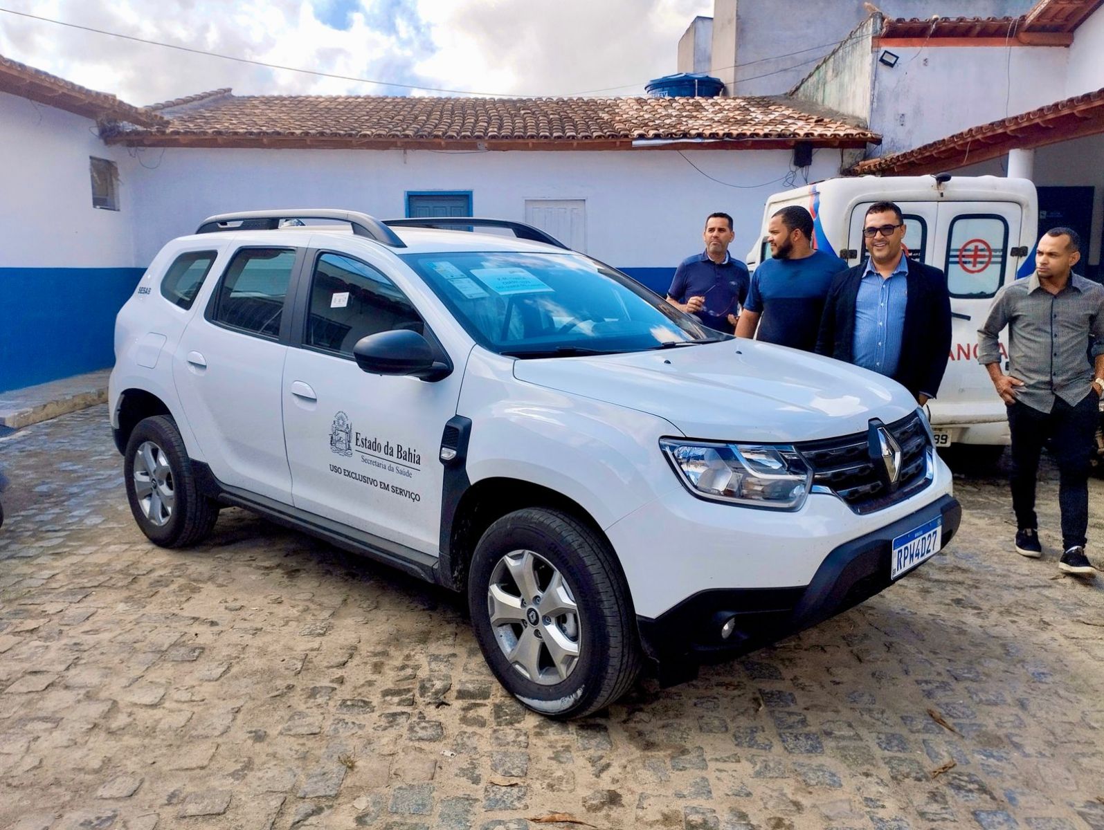  Parceria entre vereadores e deputada resulta em doao de veculo para a Secretaria de Sade de Itabela. (Foto: Beto Muniz)