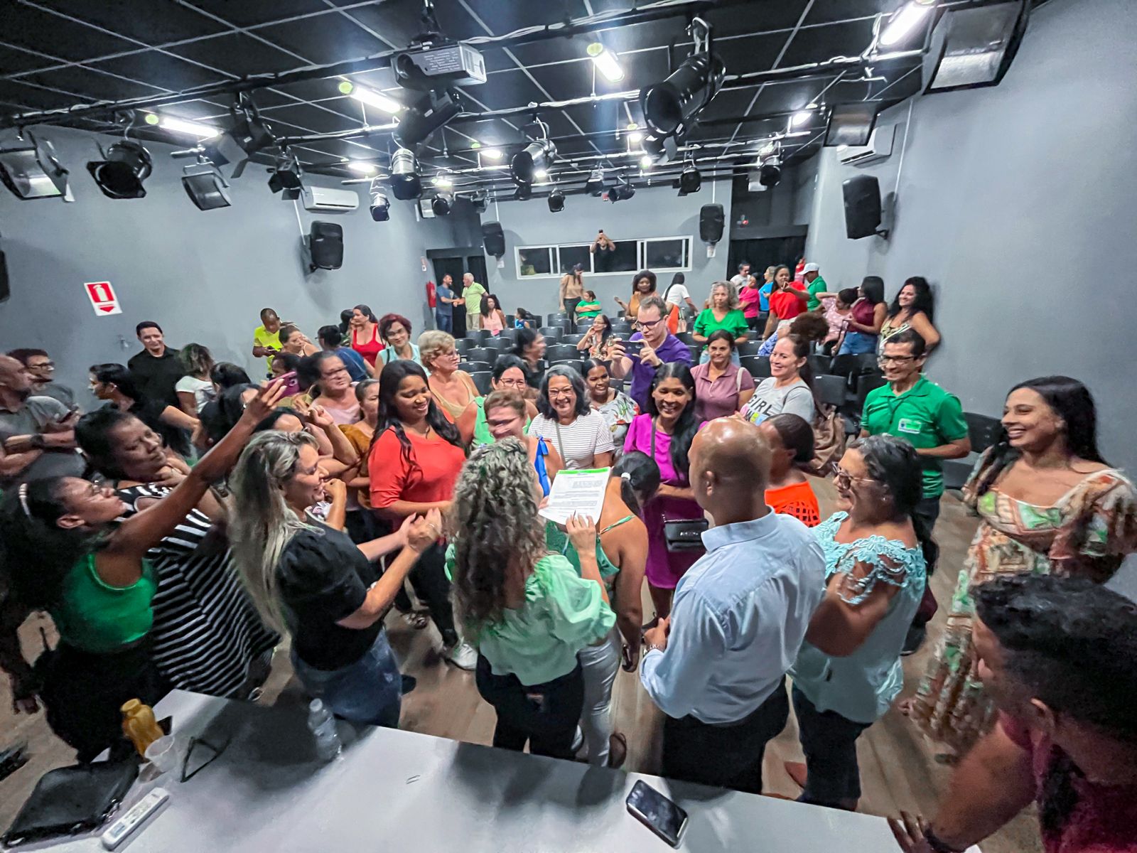 Prefeita Cordlia Torres decreta prorrogao do REDA em reunio com profissionais da Assistncia Social. (Foto: Divulgao)