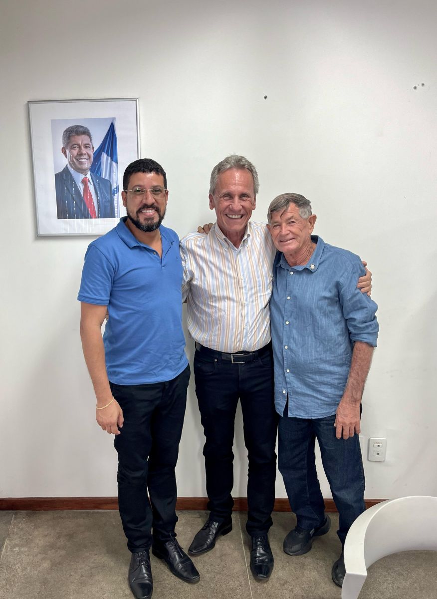 Prefeito Flauzino e vice Z Sossai ao lado de Roberval na SEINFRA, em Salvador. (Foto: Divulgao)