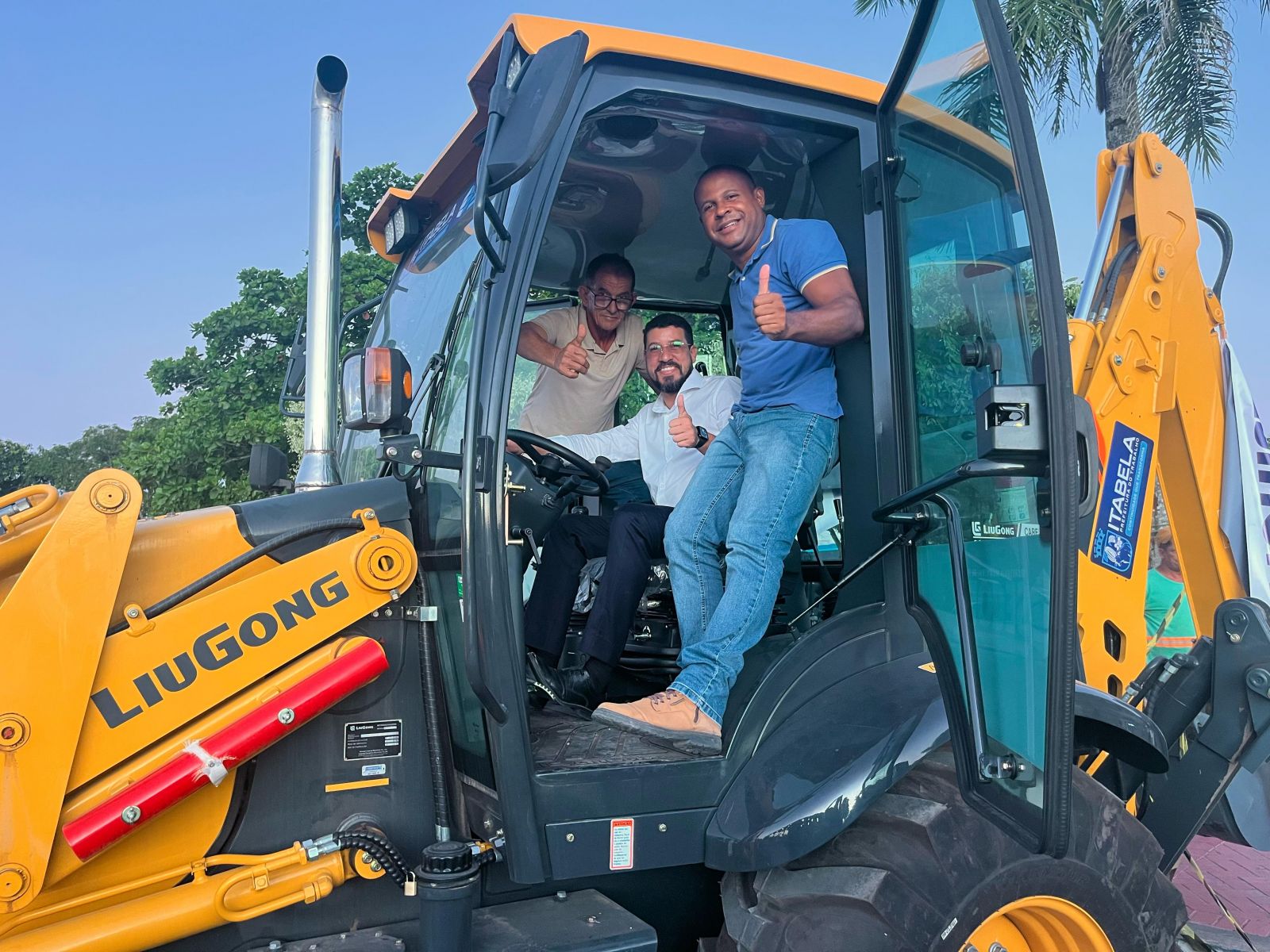 Prefeito Ricardo Flauzino entrega retroescavadeira para a Secretaria de Obras de Itabela. (Foto: Divulgao)