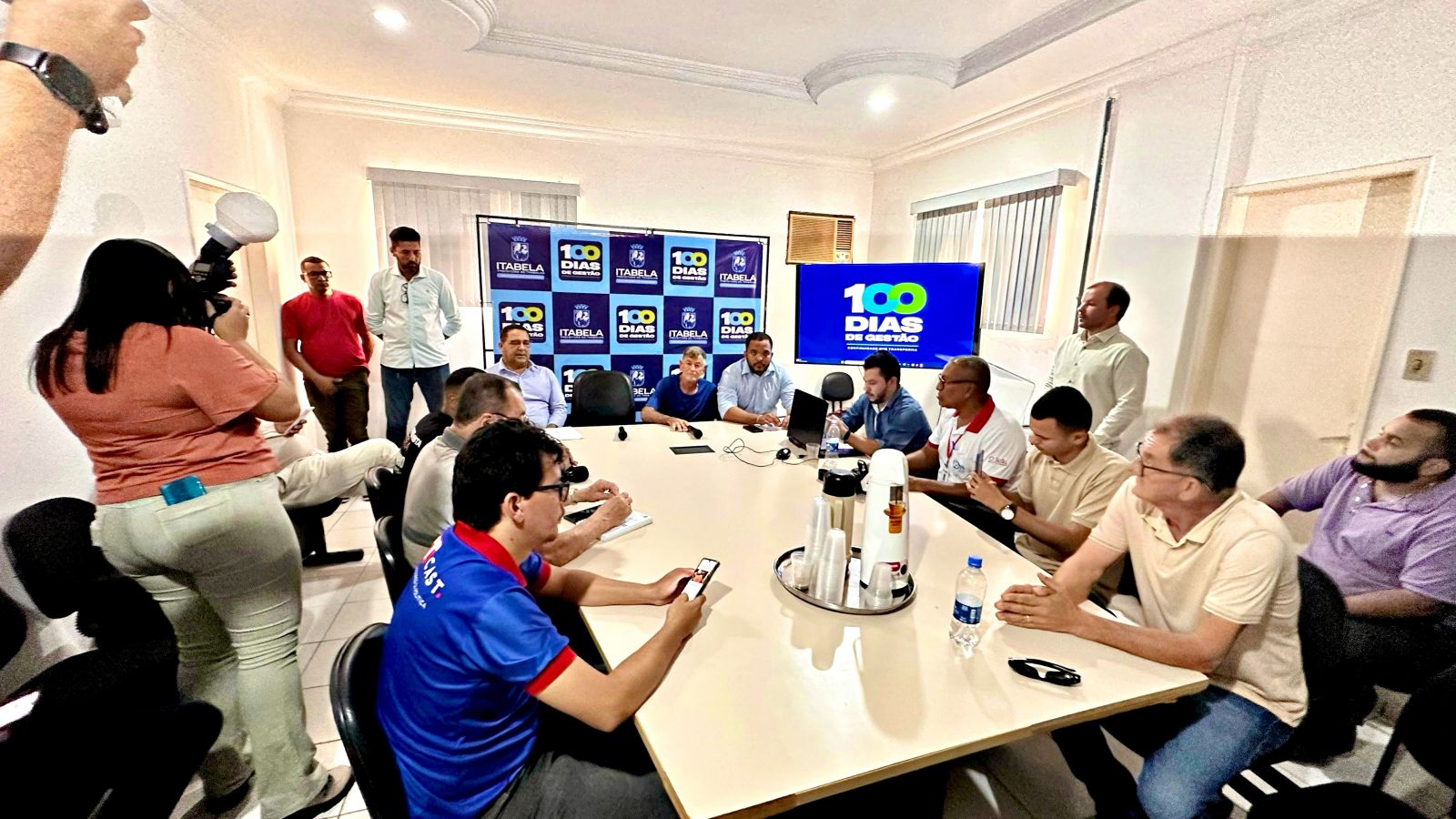 Prefeito Ricardo Flauzino faz balano de 100 dias de gesto e anuncia novos investimentos. (Fotos: Divulgao)