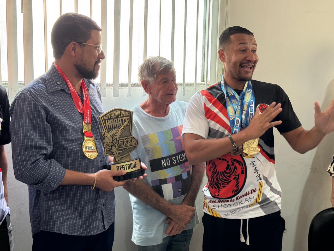 Itabela no pdio: atletas campees de Karat so homenageados pelo prefeito Ricardo Flauzino