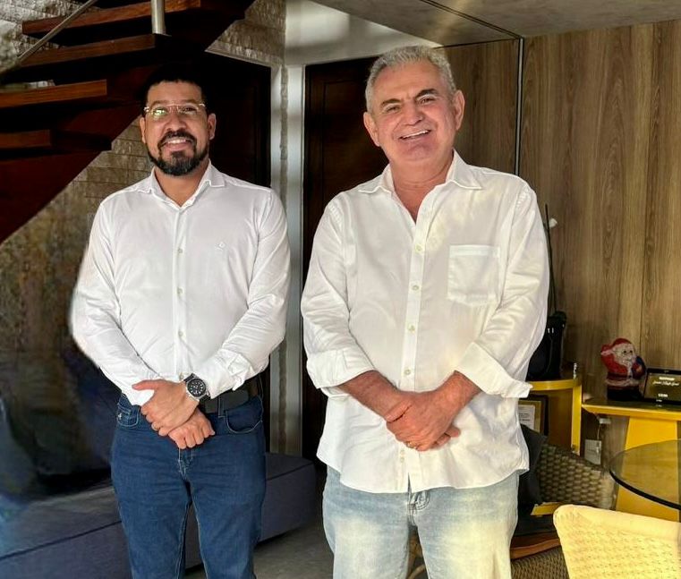 Prefeito Flauzino, com o senador ngelo Coronel (PSD), alinhando projetos e demandas para Itabela. (Foto: Divulgao)