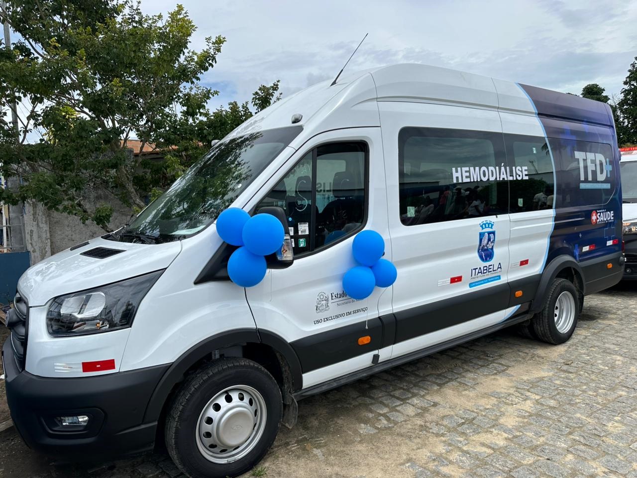 Prefeito Flauzino e deputada Cl�udia Oliveira entregam mais de R$ 1 milh�o em ve�culos e equipamentos de sa�de para Itabela