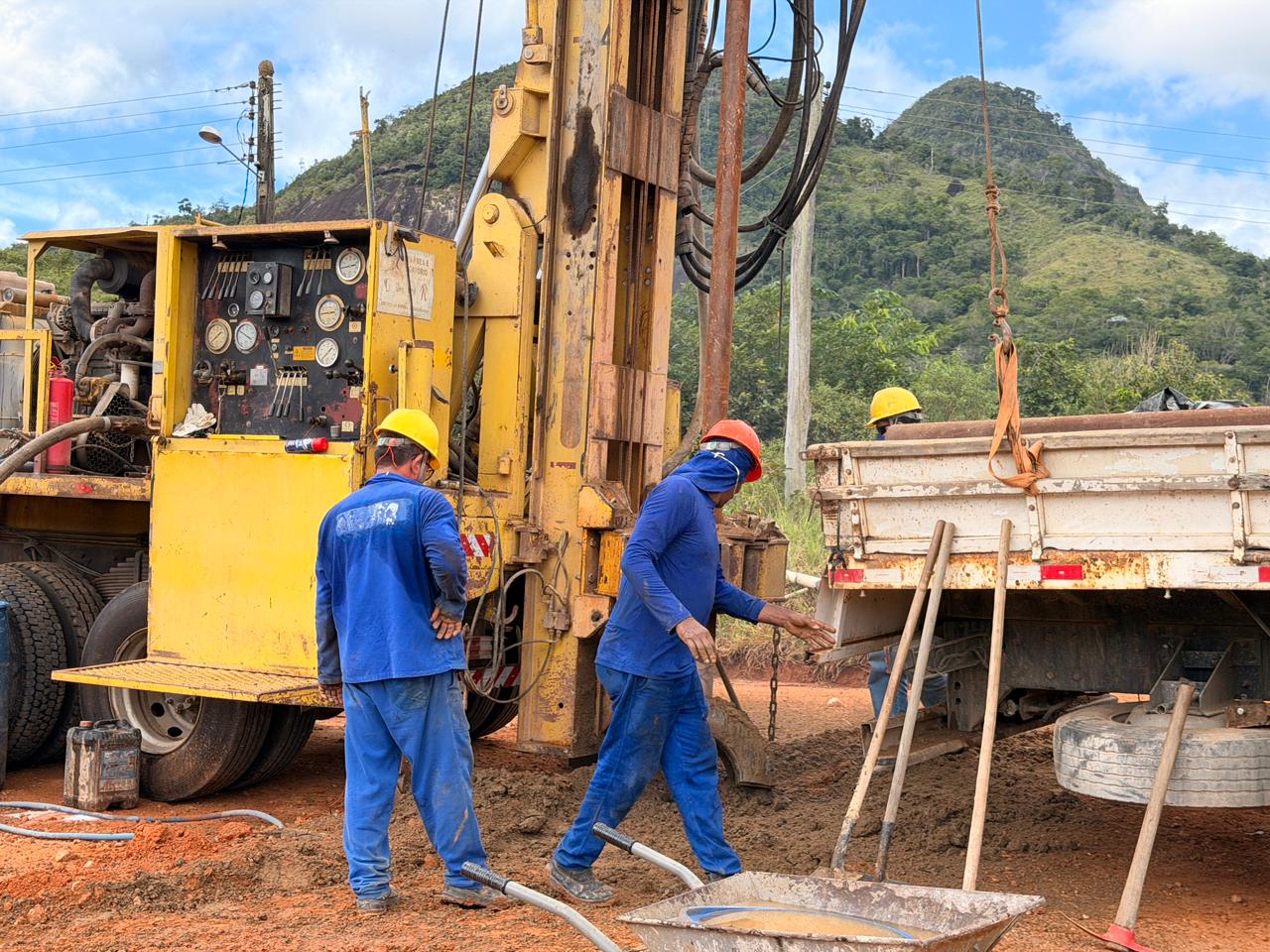 Prefeito Ricardo Flauzino acompanha in�cio da perfura��o de po�o artesiano no povoado do Montinho