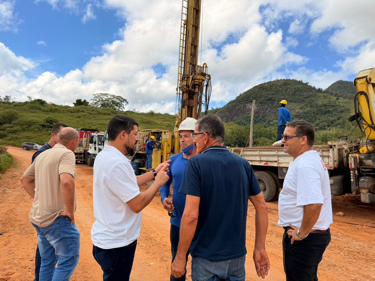 Prefeito Ricardo Flauzino acompanha in�cio da perfura��o de po�o artesiano no povoado do Montinho