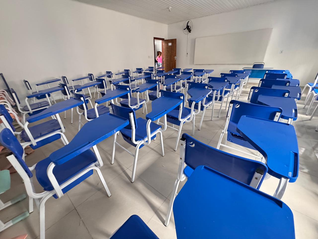 Prefeitura de Itabela entrega novas carteiras escolares e refor�a melhorias na rede municipal de ensino