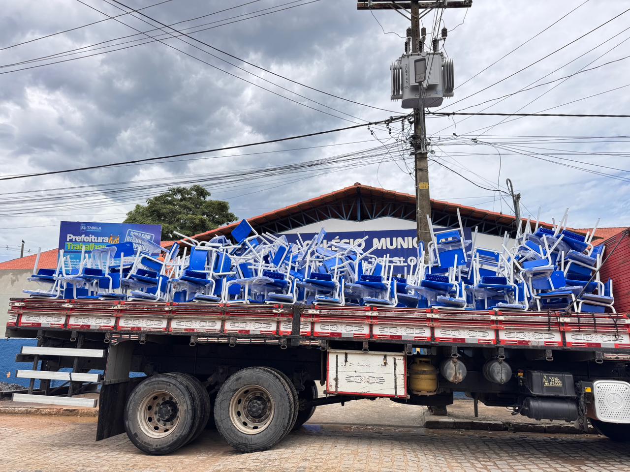 Prefeitura de Itabela entrega novas carteiras escolares e refor�a melhorias na rede municipal de ensino