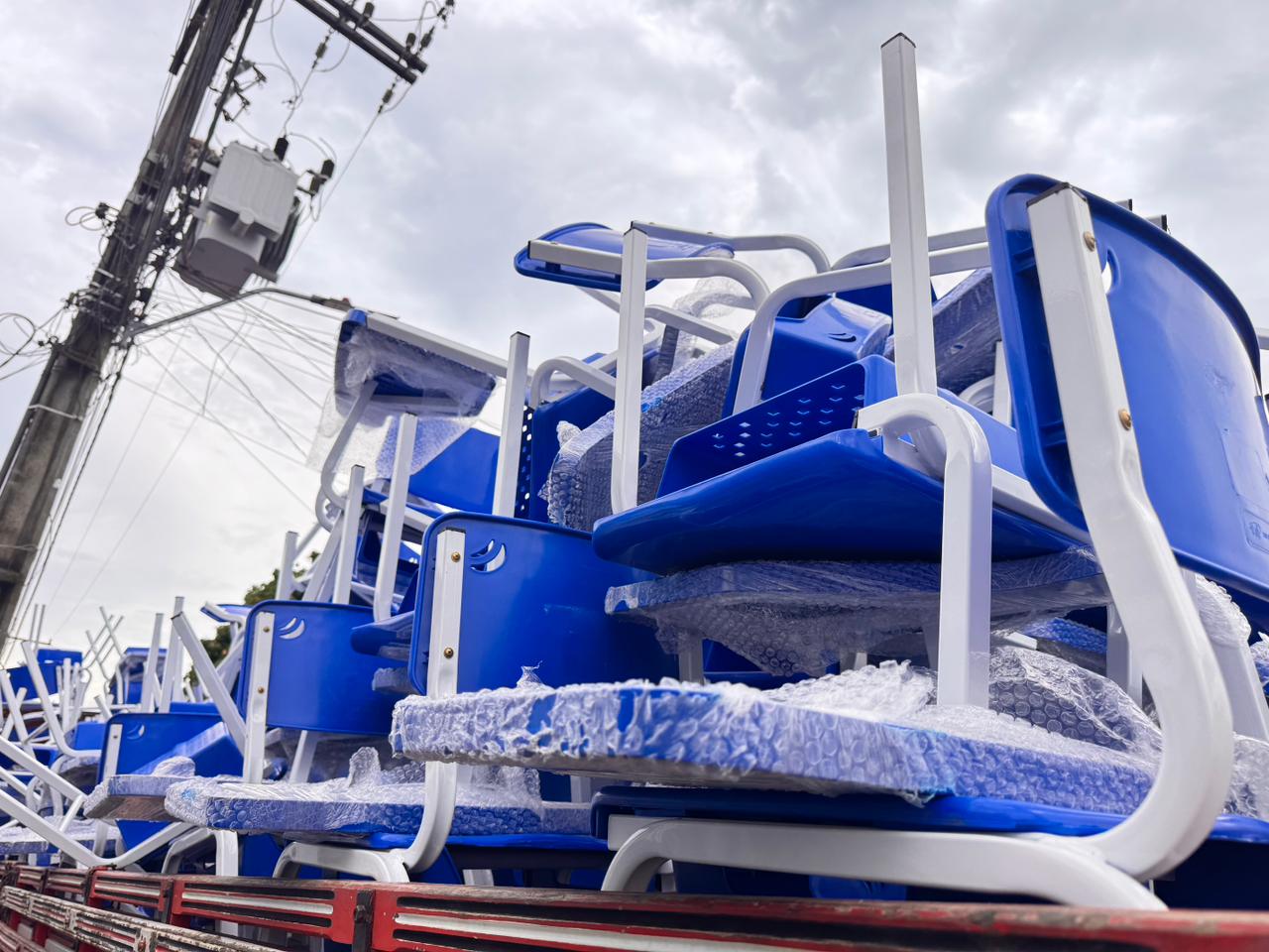 Prefeitura de Itabela entrega novas carteiras escolares e refor�a melhorias na rede municipal de ensino