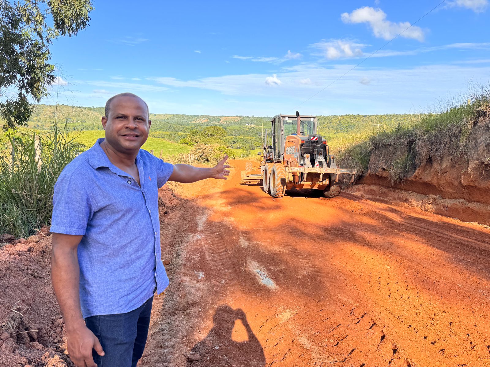 Prefeitura avan�a com patrolamento e cascalhamento de estrada vicinal entre Itabela e o distrito do Queimado