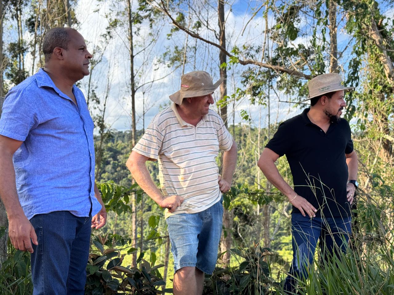 Prefeitura avan�a com patrolamento e cascalhamento de estrada vicinal entre Itabela e o distrito do Queimado