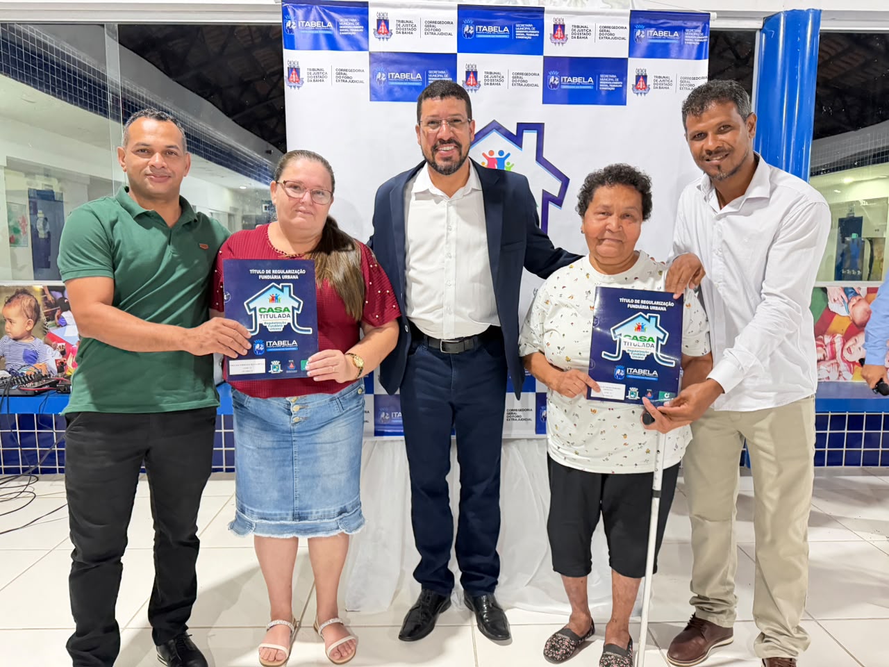 Prefeito Flauzino entrega 322 títulos de propriedade e realiza sonho de famílias do bairro Pereirão Prefeito Flauzino entrega 322 títulos de propriedade e realiza sonho de famílias do bairro Pereirão
