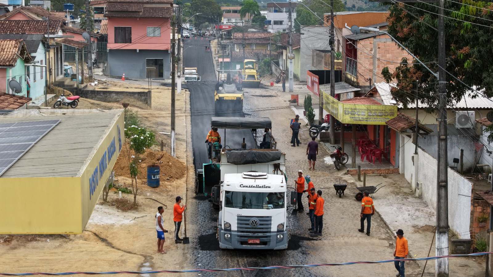 Prefeito Flauzino acompanha reta final da pavimentação asfáltica e destaca obra histórica para Monte Pascoal Prefeito Flauzino acompanha reta final da pavimentação asfáltica e destaca obra histórica para Monte Pascoal