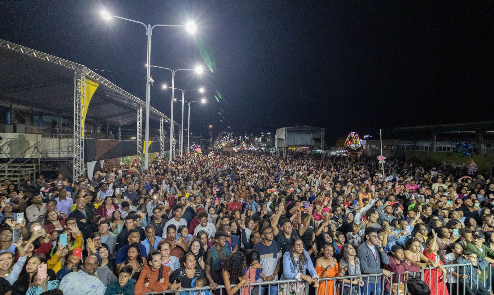 Primeira noite do evento foi dedicada à música gospel, atraindo uma multidão de fiéis de várias partes da região. (Foto: Divulgação)