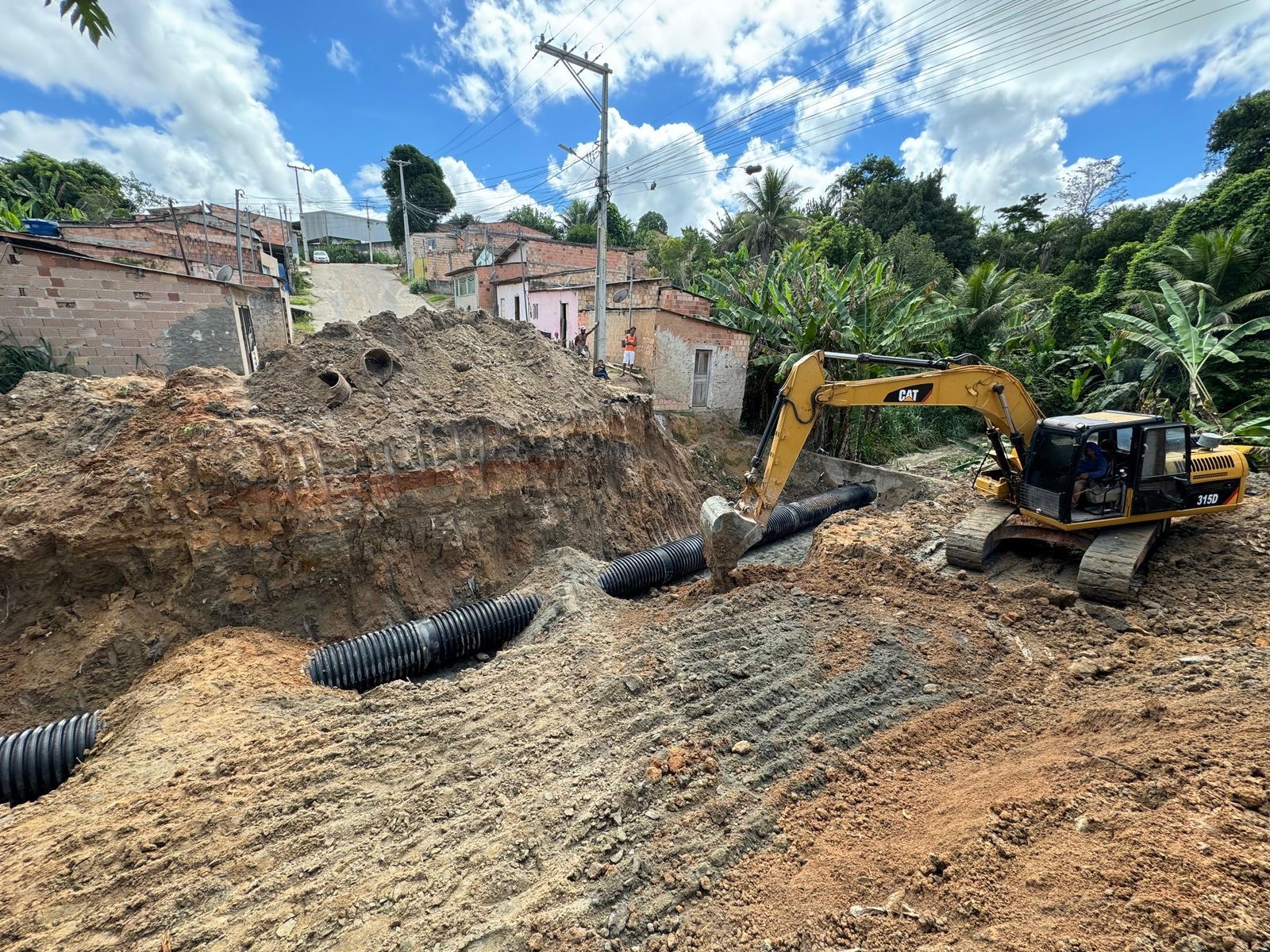 Prefeita Cordlia visita obras de drenagem na ladeira entre Rosa Neto e Juca Rosa - (Foto: Divulgao)