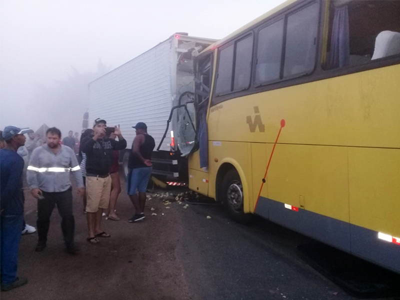 Acidente entre nibus e caminhes-ba deixa um morto e feridos BR-101. (Foto: Reproduo/Whatsapp)