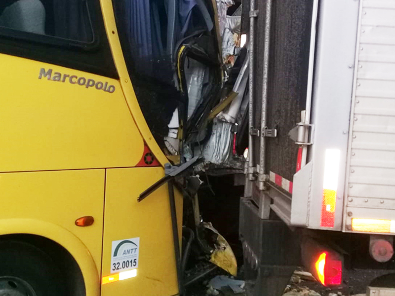 Acidente entre ônibus e caminhões-baú deixa um morto e feridos BR-101. (Foto: Reprodução/Whatsapp)