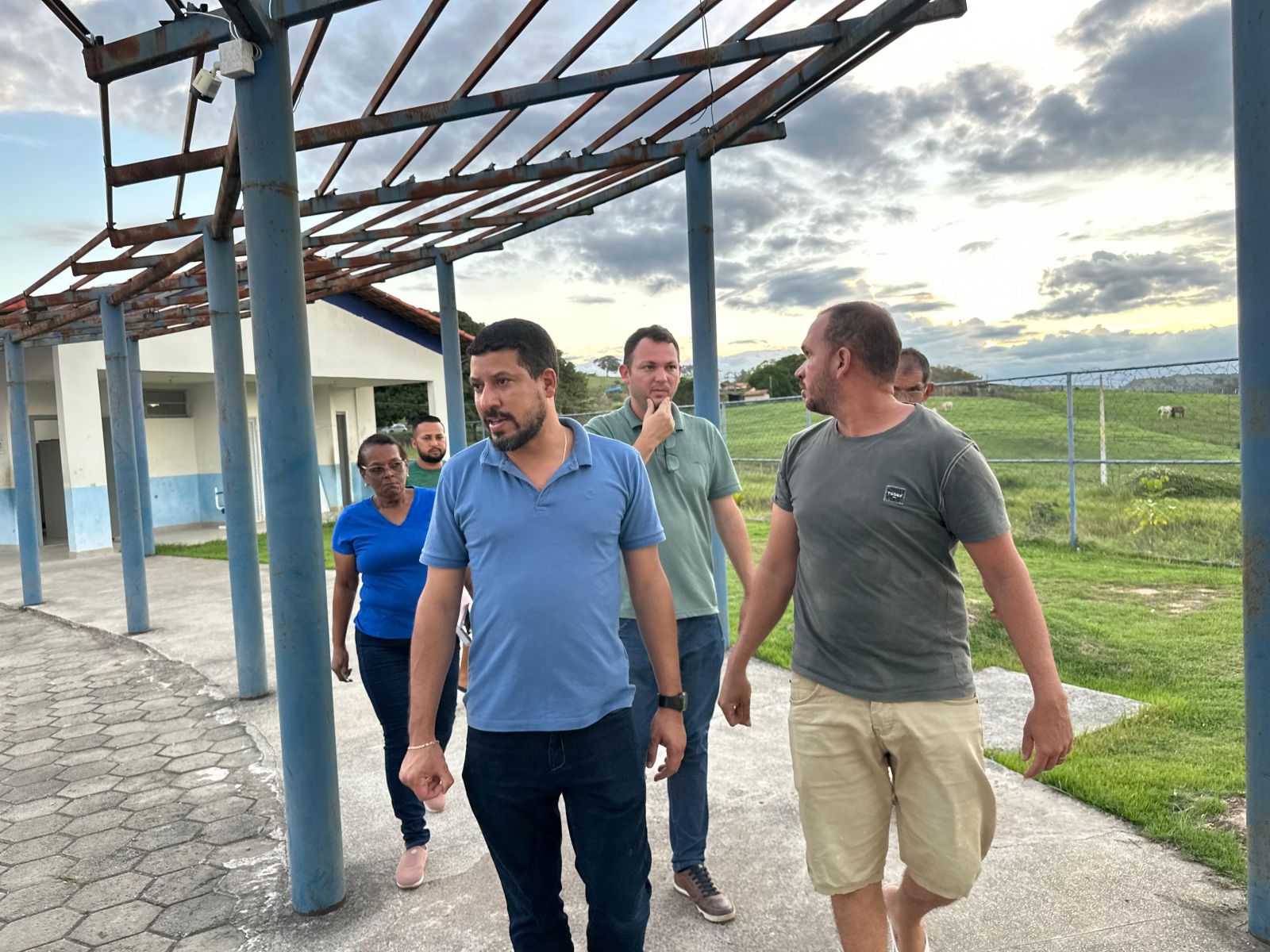 Prefeito visita escolas em Monte Pascoal e anuncia reparos nas unidades ap�s atos de vandalismo