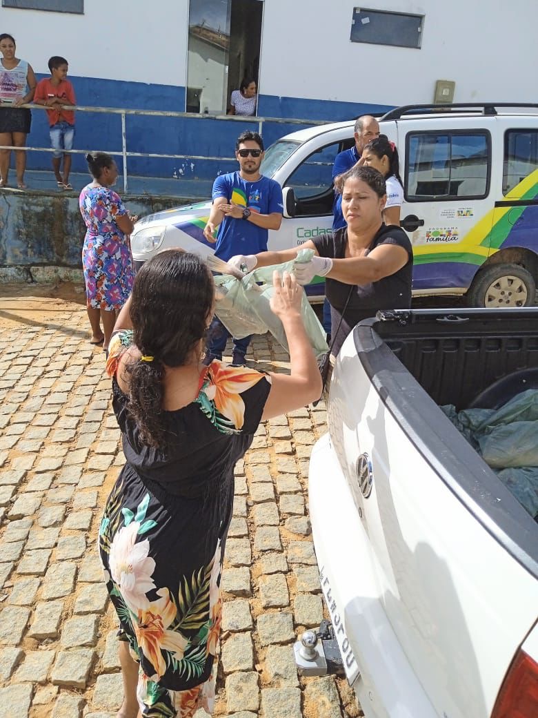 Famlias em vulnerabilidade social de Itabela recebem peixe da Semana Santa - (Foto: Divulgao)