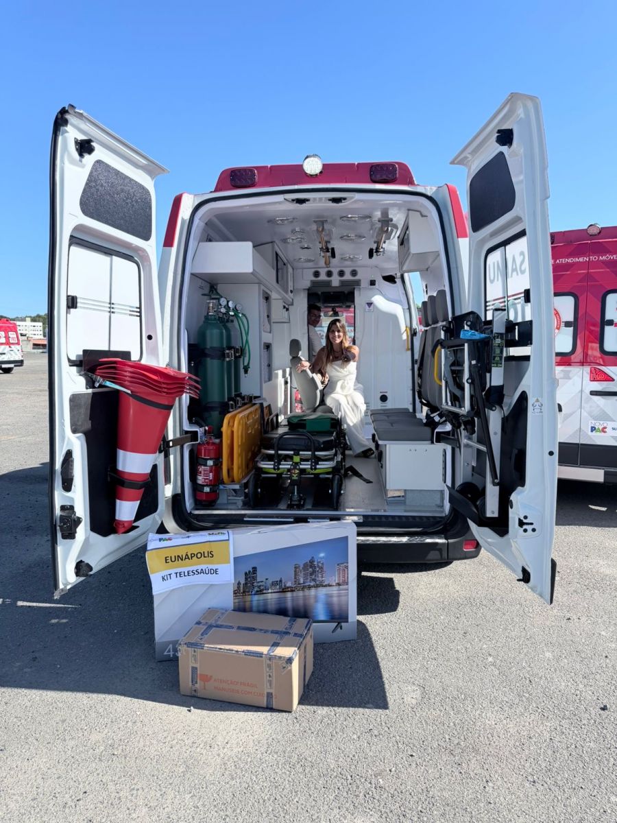 Deputada Cl�udia Oliveira recebe ambul�ncia e equipamentos para refor�ar a sa�de de Eun�polis