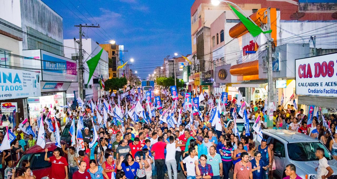 Milhares de pessoas declararam seu apoio  candidata estadual nasua 1 caminhada na cidade. (Foto: Divulgao)