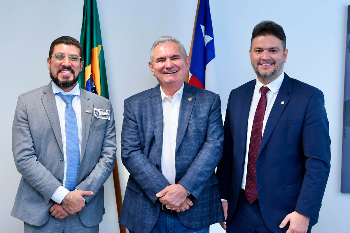 Prefeito ao lado do senador ngelo Coronel e do Deputado Diego Coronel. (Foto: Divulgao)