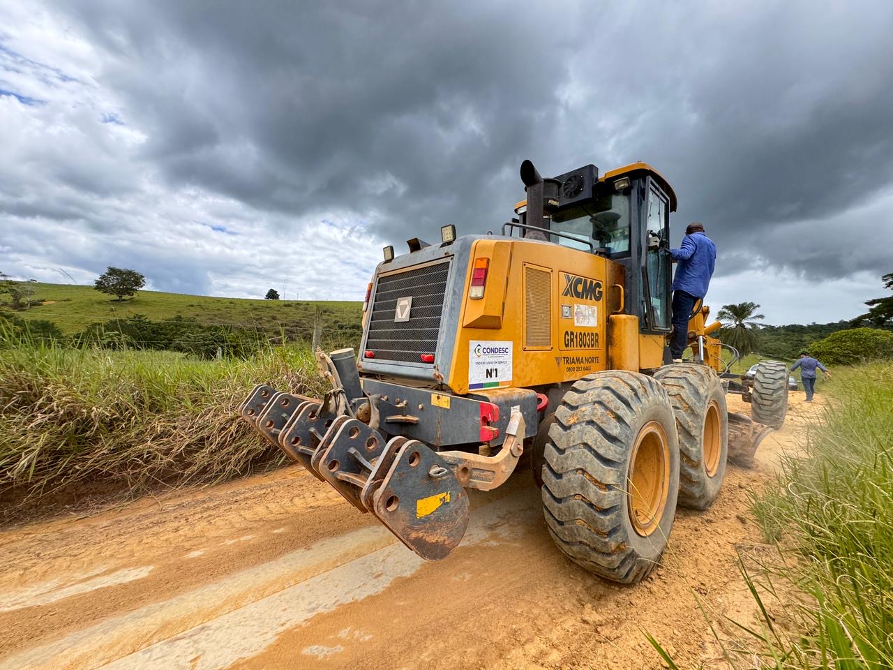 Prefeito Ricardo Flauzino acompanha in�cio da a��o de patrolamento e cascalhamento de estradas vicinais em Montinho