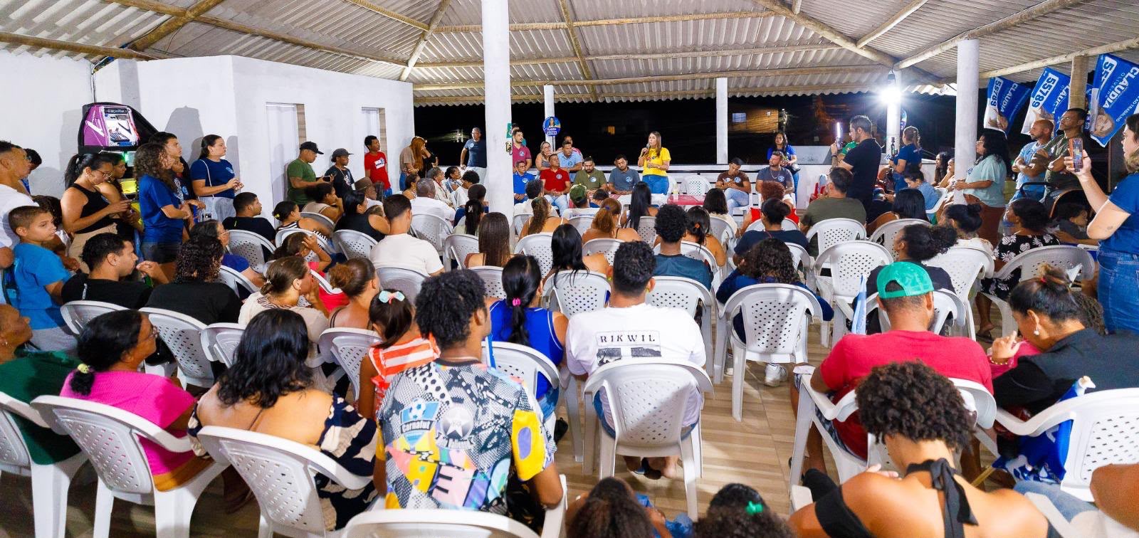 Com forte apoio popular, Arraial d�Ajuda re�ne lideran�as em encontro com Cl�udia Oliveira