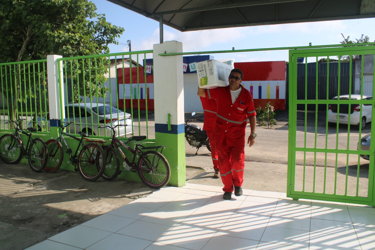 Tcnicos chegaram  escola com ares-condicionados para instalao dos equipamentos nas salas. (Foto: Divulgao)