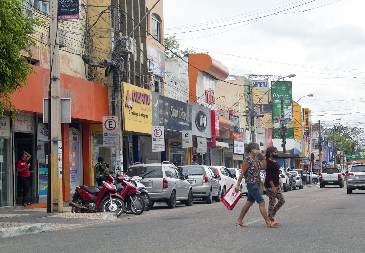 Com�rcio de Eun�polis na Avenida Porto Seguro, centro da cidade. (Foto: Divulga��o)