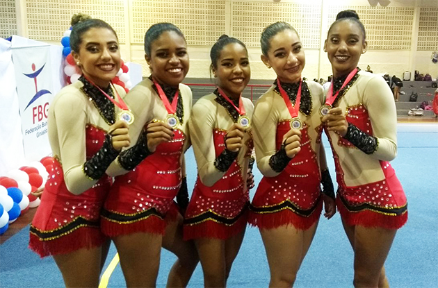 Competidoras: Ana Luiza Almeida, Alexia Almeida, Ana Luiza Moraes, Joice Arajo e Larissa Cordeira conquistou o campeo, na categoria Adulto Aparelho 5 Arcos. (Foto: Divulgao)