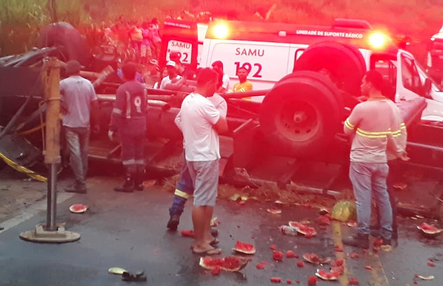 Motorista sofreu ferimentos e foi socorrido por uma unidade do SAMU. (Foto: Reproduo/Whatsapp)