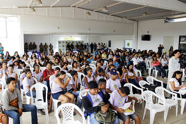 Autoridades civis, militares e entidades recebem homenagens em Itabela. 