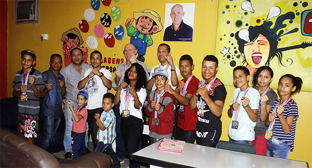 Prefeito recebe homenagem atletas medalhistas de karat . (Foto: Ascom/Itabela)