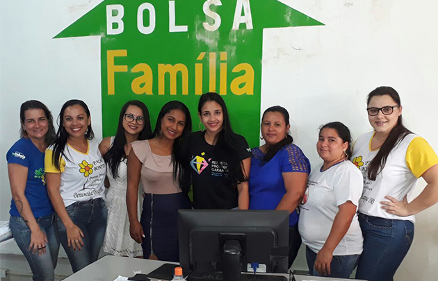Secretria de Assistncia Social, Kamilly Vieira e a equipe responsvel pelos cadastros sociais. (Foto: Divulgao)