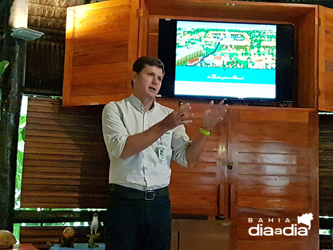 Diretor presidente da Veracel, Andreas Birmaser, fez uma apresentao da empresa, falando desde a fase inicial at a atualidade e como a empresa vem atuando de forma na regio. (Foto: Alex Gonalves/BAHIA DIA A DIA)