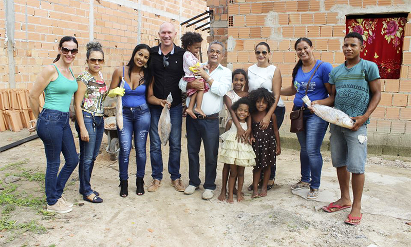 Prefeito e equipes da secretaria de ao social realizaram a distribuio em diversos bairros da cidade. (Foto: Divulgao/ Ascom)