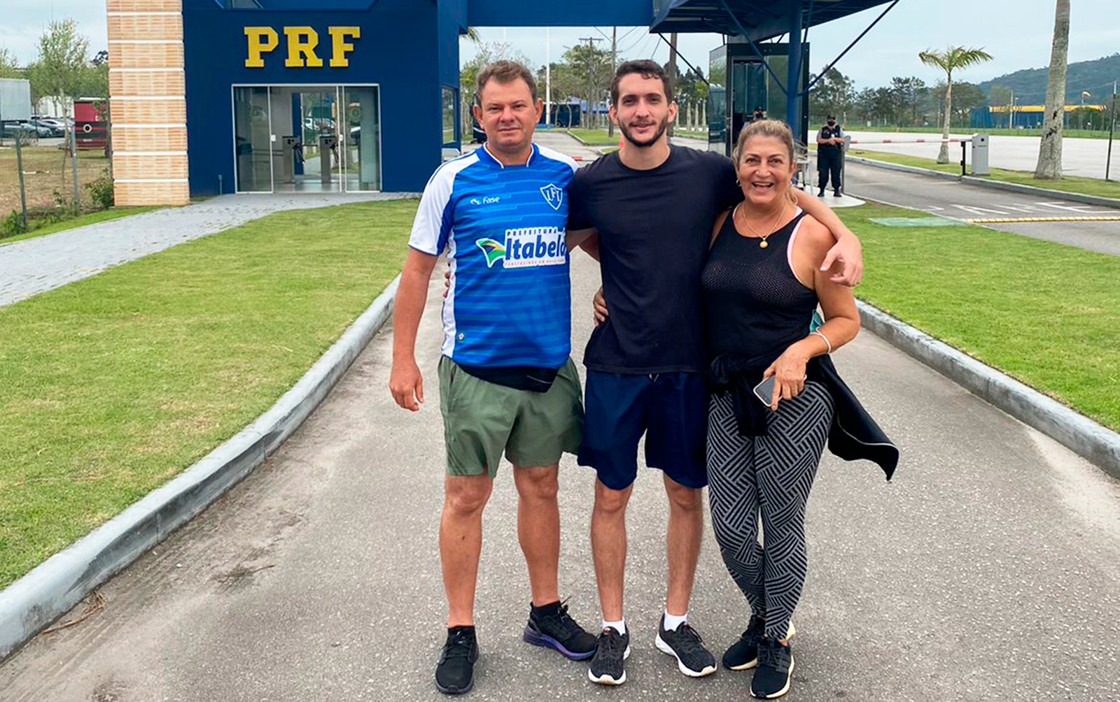 Wilson, ao lado dos pais, Ednardo de Morais e Ana Lcia Antunes em frente  Universidade Corporativa da PRF. (Foto: Divulgao)