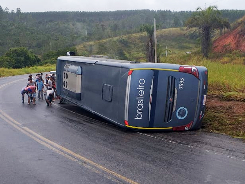 Motorista morre em acidente grave entre carro e ônibus na BR-101. (Foto: Reprodução/Whatsapp)